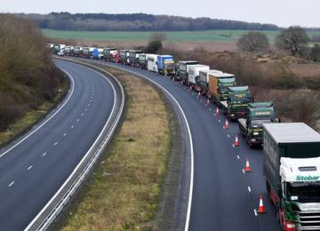 V případě tvrdého brexitu zavedeme okamžitě celní kontroly, vzkazuje eurokomisař