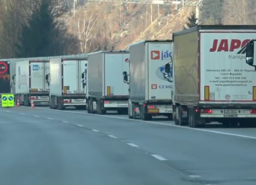 Noční můra v Tyrolsku stále pokračuje. 10 km dlouhá fronta nákladních automobilů.